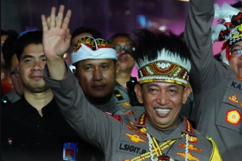 Kapolri Jenderal Polisi Drs. Listyo Sigit Prabowo, M. Si., menyapa masyarakat yang memeriahkan Karnaval Kemerdekaan sebagai puncak acara peringatan Hari Ulang Tahun Republik Indonesia (HUT RI) Ke-80. (X@DivHumas_Polri)